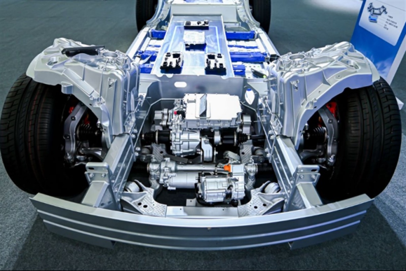 将直流插座输入的外部电源转换为充电电压给低压电池充电;所述复用装置检测处于电驱状态时