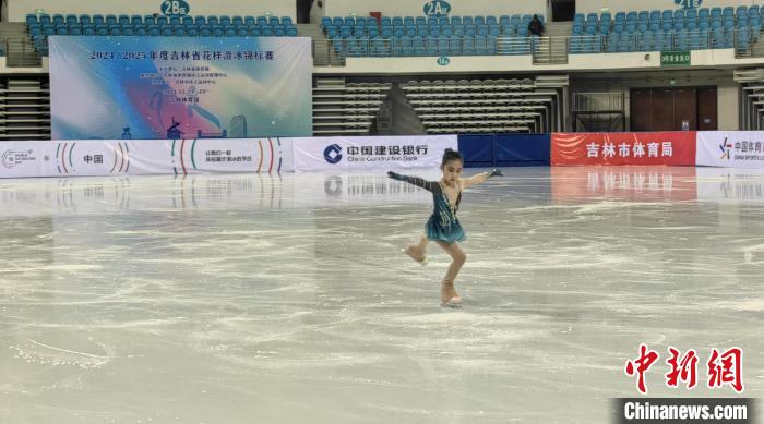 吉林花滑小将冰上起舞:64名青少年同场竞技展现