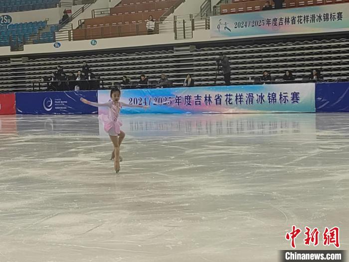 吉林花滑小将冰上起舞：64名青少年同场竞技展现