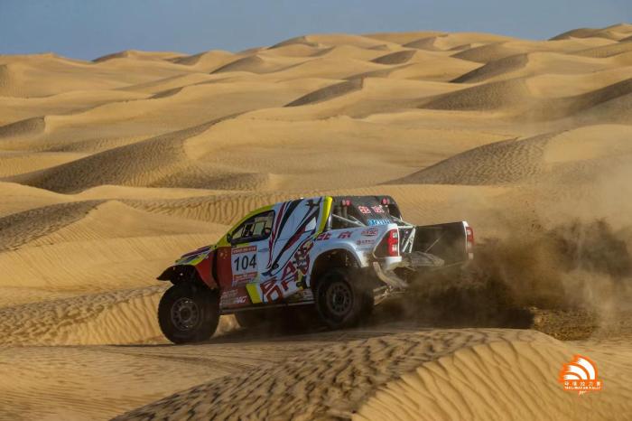 在和田赛区克里雅河SS7落幕，国产车手斩获汽车