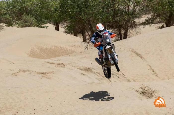 在和田赛区克里雅河SS7落幕，国产车手斩获汽车