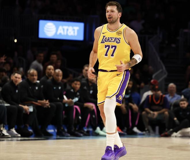 东契奇创21世纪唯一9连胜场均40分纪录 湖人豪取