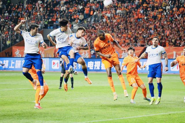 山东泰山高原客场惨败云南玉昆 战术失误暴露球