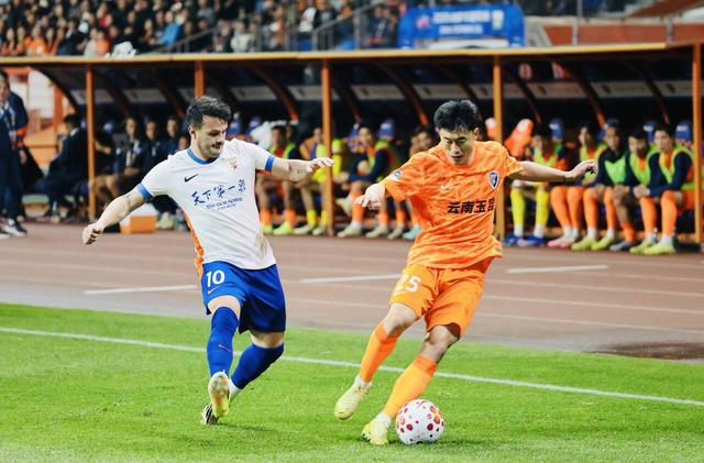 山东泰山高原客场惨败云南玉昆 战术失误暴露球