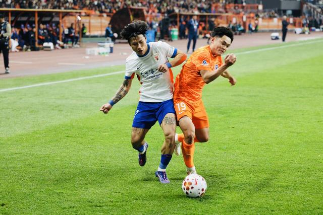 山东泰山高原客场惨败云南玉昆 战术失误暴露球